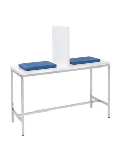 Mesa para toma de muestras, acero inox., tablero de formica con separador, almohadas.